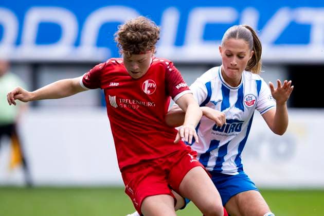 Regionalliga-Nordost Frauen: F.C. Hansa Rostock vs. 1. FFV Erfurt; Rostock; 01.06.2025 Loretta Theres Kung ( 20; F.C. Hansa Rostock) gegen Anna Mittelsdorf ( 7; 1. FFV Erfurt) Regionalliga-Nordost Frauen: F.C. Hansa Rostock vs. 1. FFV Erfurt; Ostseestadion Rostock; 01.06.2025 Copyright: xBEAUTIFULxSPORTS Duehringx