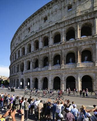 Giro d Italia 2025 - 108th Edition - 21th stage Roma - Roma 143 km - 01 06 2025 - Scenery - Peloton - Colosseo - during Stage 21 - Rome-Rome, Giro d Italia race in Rome, Italy, June 01 2025  Copyright: xStefanoxCavasino IPAxSportx xipa-agency.netx xx IPA_58518043 IPA_Agency_IPA58518043