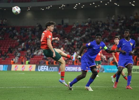 Portugal vs France during the UEFA European Under-17 Championship 2024 25 Final, in Tirane, Albania on June 1, 2025. Gil Neves of Portugal and Emmanuel Mbemba of France fight for the ball during the UEFA European Under-17 Championship 2024 25 final football match Portugal vs France at the Arena Kombetare stadium in Tirana, Albania, on May 26, 2025. TIRANE ALBANIA Copyright: xMALTONxDIBRAx