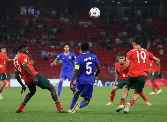 Portugal vs France during the UEFA European Under-17 Championship 2024 25 Final, in Tirane, Albania on June 1, 2025. Daniel Banjaqui of Portugal and Emmanuel Mbemba of France fight for the ball during the UEFA European Under-17 Championship 2024 25 final football match Portugal vs France at the Arena Kombetare stadium in Tirana, Albania, on May 26, 2025. TIRANE ALBANIA Copyright: xMALTONxDIBRAx