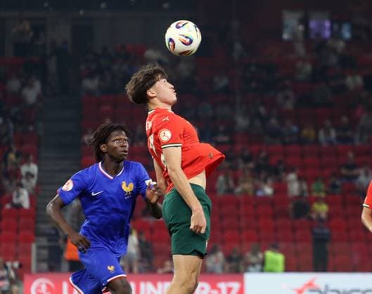 Portugal vs France during the UEFA European Under-17 Championship 2024 25 Final, in Tirane, Albania on June 1, 2025. Sanah Camara of France and Gil Neves of Portugal fight for the ball during the UEFA European Under-17 Championship 2024 25 final football match Portugal vs France at the Arena Kombetare stadium in Tirana, Albania, on May 26, 2025. TIRANE ALBANIA Copyright: xMALTONxDIBRAx