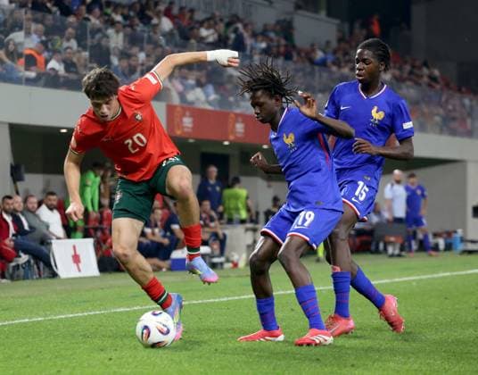 Portugal vs France during the UEFA European Under-17 Championship 2024 25 Final, in Tirane, Albania on June 1, 2025. Sanah Camara of France and Gil Neves of Portugal fight for the ball during the UEFA European Under-17 Championship 2024 25 final football match Portugal vs France at the Arena Kombetare stadium in Tirana, Albania, on May 26, 2025. TIRANE ALBANIA Copyright: xMALTONxDIBRAx