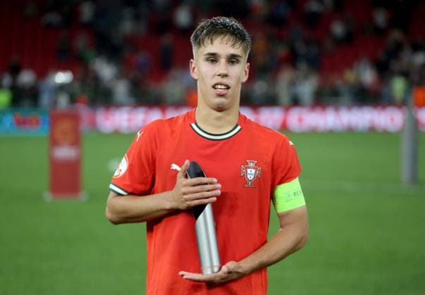 Portugal vs France during the UEFA European Under-17 Championship 2024 25 Final, in Tirane, Albania on June 1, 2025. Rafael Quintas of Portugal lifts the UEFA European Under-17 Championship trophy following victory in the UEFA European Under-17 Championship 2024 25 final match between Portugal and France at Arena Kombetare on June 01, 2025 in Tirana, Albania. TIRANE ALBANIA Copyright: xMALTONxDIBRAx