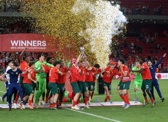 Portugal vs France during the UEFA European Under-17 Championship 2024 25 Final, in Tirane, Albania on June 1, 2025. U-17 Portugal National Football players celebrate with the UEFA European Under-17 Championship trophy following victory in the UEFA European Under-17 Championship 2024 25 final match between Portugal and France at Arena Kombetare on June 01, 2025 in Tirana, Albania. TIRANE ALBANIA Copyright: xMALTONxDIBRAx