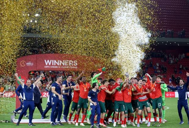 Portugal vs France during the UEFA European Under-17 Championship 2024 25 Final, in Tirane, Albania on June 1, 2025. U-17 Portugal National Football players celebrate with the UEFA European Under-17 Championship trophy following victory in the UEFA European Under-17 Championship 2024 25 final match between Portugal and France at Arena Kombetare on June 01, 2025 in Tirana, Albania. TIRANE ALBANIA Copyright: xMALTONxDIBRAx