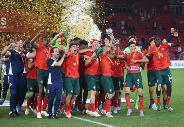Portugal vs France during the UEFA European Under-17 Championship 2024 25 Final, in Tirane, Albania on June 1, 2025. U-17 Portugal National Football players celebrate with the UEFA European Under-17 Championship trophy following victory in the UEFA European Under-17 Championship 2024 25 final match between Portugal and France at Arena Kombetare on June 01, 2025 in Tirana, Albania. TIRANE ALBANIA Copyright: xMALTONxDIBRAx