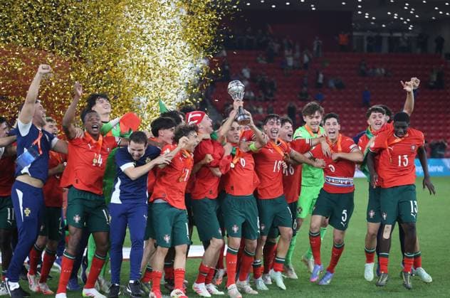 Portugal vs France during the UEFA European Under-17 Championship 2024 25 Final, in Tirane, Albania on June 1, 2025. U-17 Portugal National Football players celebrate with the UEFA European Under-17 Championship trophy following victory in the UEFA European Under-17 Championship 2024 25 final match between Portugal and France at Arena Kombetare on June 01, 2025 in Tirana, Albania. TIRANE ALBANIA Copyright: xMALTONxDIBRAx
