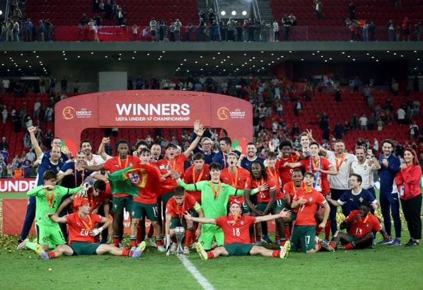 Portugal vs France during the UEFA European Under-17 Championship 2024 25 Final, in Tirane, Albania on June 1, 2025. U-17 Portugal National Football players celebrate with the UEFA European Under-17 Championship trophy following victory in the UEFA European Under-17 Championship 2024 25 final match between Portugal and France at Arena Kombetare on June 01, 2025 in Tirana, Albania. TIRANE ALBANIA Copyright: xMALTONxDIBRAx