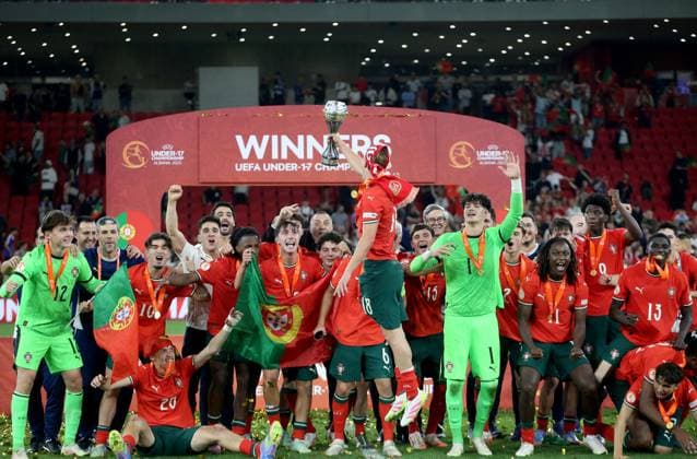 Portugal vs France during the UEFA European Under-17 Championship 2024 25 Final, in Tirane, Albania on June 1, 2025. U-17 Portugal National Football players celebrate with the UEFA European Under-17 Championship trophy following victory in the UEFA European Under-17 Championship 2024 25 final match between Portugal and France at Arena Kombetare on June 01, 2025 in Tirana, Albania. TIRANE ALBANIA Copyright: xMALTONxDIBRAx