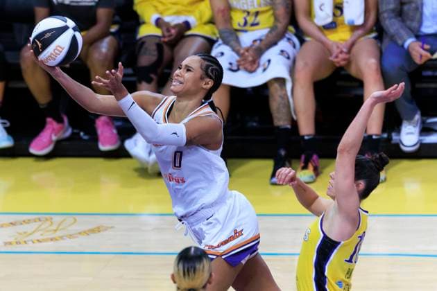 June 1, 2025, Los Angeles, California, USA: Satou Sabally 0 of the Phoenix Mercury performs a layup as Kelsey Plum 10 of the Los Angeles Sparks defends during their regular season WNBA, Basketball Damen, USA game on Sunday June 1, 2025 at Crypto.com Arena in Los Angeles, California. Sparks lose to Mercury, 80-85. ARIANA RUIZ PI Los Angeles USA - ZUMAp124 20250601_zaa_p124_038 Copyright: xArianaxRuizx