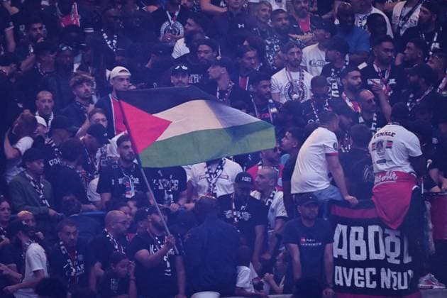 PSG celebrates Champions League trophy at Parc des Princes - FA Paris Saint-Germain’s supporters wave Palestine flag as they celebrate the UEFA Champions League trophy at the Parc des Princes Stadium in Paris on June 1, 2025, the day after PSG won the UEFA Champions League final football match over Inter Milan in Munich, on May 31, 2025. Photo by Firas Abdullah ABACAPRESS.COM Paris Ile-de-France France  Copyright: xAbdullahxFiras ABACAx