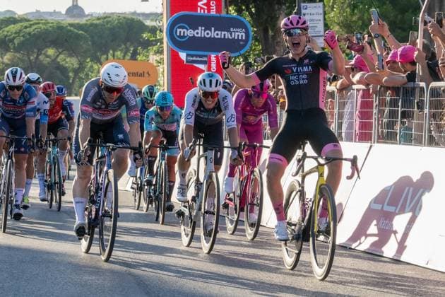 The sprint finish of the Rome race of the 108th Giro d Italia with Olav Kooij first, Kasen Groves second and Matteo Moschetti third during Stage 21 - Rome-Rome, Giro d Italia race in Rome, Italy, June 01 2025  Copyright: xClaudioxEnea IPAxSportx xipa-agency.netx xx IPA_58519897 IPA_Agency_IPA58519897