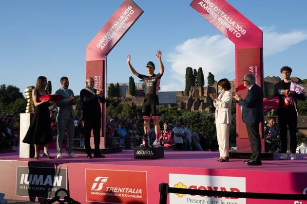 The winner of the 21st Giro d Italia cycling race, Olav Kooij, during the award ceremony, awarded by the mayor of Rome Roberto Gualtieri during Stage 21 - Rome-Rome, Giro d Italia race in Rome, Italy, June 01 2025  Copyright: xClaudioxEnea IPAxSportx xipa-agency.netx xx IPA_58519903 IPA_Agency_IPA58519903