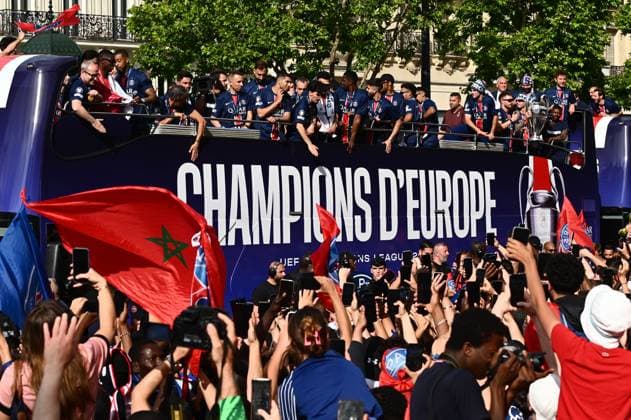 Thousands of people gathered on the Champs-Elysees in Paris to watch the PSG players parade after their victory in the Champions League final. - 01 06 2025 - France Ile-de-France (region) Paris -  JulienxMattiax xLexPictorium LePictorium_0309545