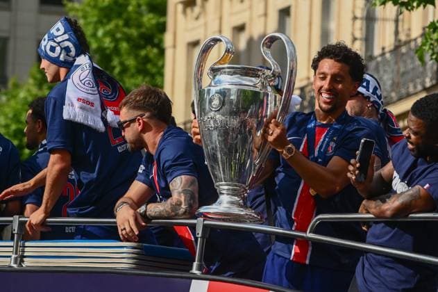Thousands of people gathered on the Champs-Elysees in Paris to watch the PSG players parade after their victory in the Champions League final. - 01 06 2025 - France Ile-de-France (region) Paris -  JulienxMattiax xLexPictorium LePictorium_0309554