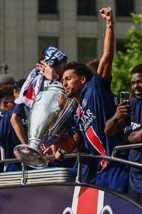 Thousands of people gathered on the Champs-Elysees in Paris to watch the PSG players parade after their victory in the Champions League final. - 01 06 2025 - France Ile-de-France (region) Paris -  JulienxMattiax xLexPictorium LePictorium_0309557