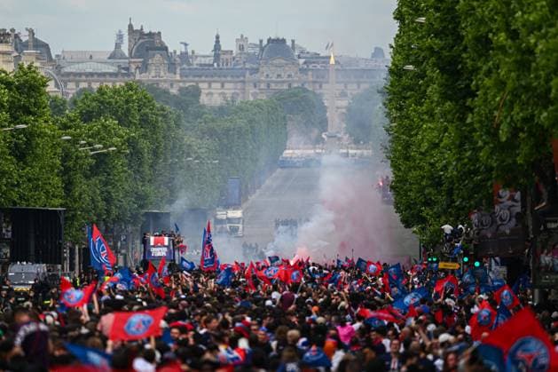 Thousands of people gathered on the Champs-Elysees in Paris to watch the PSG players parade after their victory in the Champions League final. - 01 06 2025 - France Ile-de-France (region) Paris -  JulienxMattiax xLexPictorium LePictorium_0309558