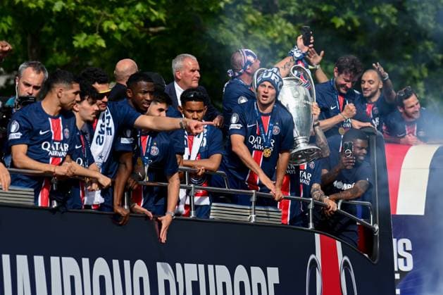 Thousands of people gathered on the Champs-Elysees in Paris to watch the PSG players parade after their victory in the Champions League final. - 01 06 2025 - France Ile-de-France (region) Paris -  JulienxMattiax xLexPictorium LePictorium_0309572