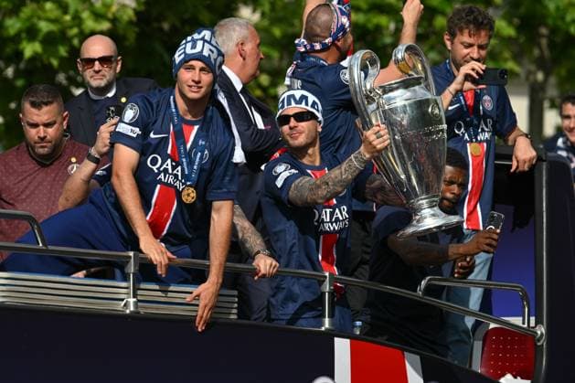 Sport Bilder des Tages Thousands of people gathered on the Champs-Elysees in Paris to watch the PSG players parade after their victory in the Champions League final. - 01 06 2025 - France Ile-de-France (region) Paris -  JulienxMattiax xLexPictorium LePictorium_0309575