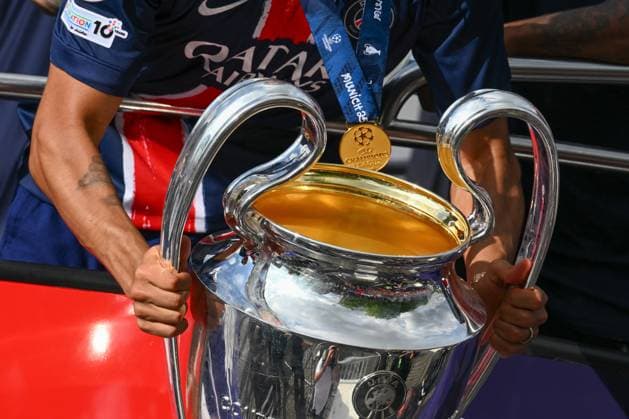 Thousands of people gathered on the Champs-Elysees in Paris to watch the PSG players parade after their victory in the Champions League final. - 01 06 2025 - France Ile-de-France (region) Paris -  JulienxMattiax xLexPictorium LePictorium_0309578