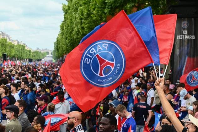 Thousands of people gathered on the Champs-Elysees in Paris to watch the PSG players parade after their victory in the Champions League final. - 01 06 2025 - France Ile-de-France (region) Paris -  JulienxMattiax xLexPictorium LePictorium_0309528
