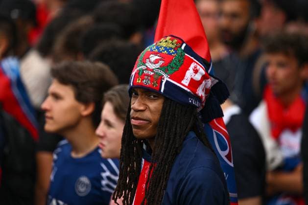 Thousands of people gathered on the Champs-Elysees in Paris to watch the PSG players parade after their victory in the Champions League final. - 01 06 2025 - France Ile-de-France (region) Paris -  JulienxMattiax xLexPictorium LePictorium_0309533