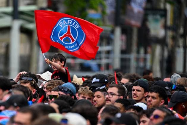 Thousands of people gathered on the Champs-Elysees in Paris to watch the PSG players parade after their victory in the Champions League final. - 01 06 2025 - France Ile-de-France (region) Paris -  JulienxMattiax xLexPictorium LePictorium_0309534