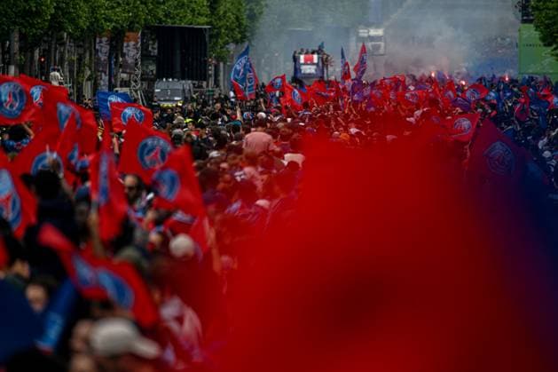Thousands of people gathered on the Champs-Elysees in Paris to watch the PSG players parade after their victory in the Champions League final. - 01 06 2025 - France Ile-de-France (region) Paris -  JulienxMattiax xLexPictorium LePictorium_0309535