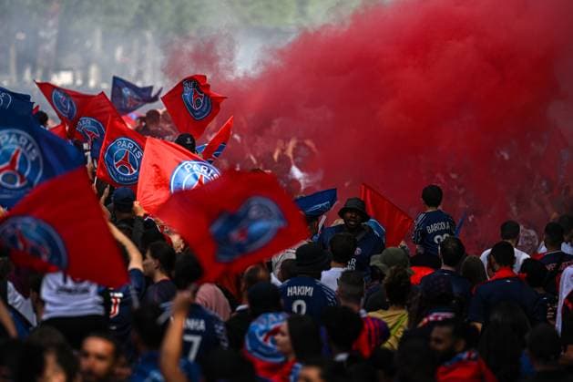 Thousands of people gathered on the Champs-Elysees in Paris to watch the PSG players parade after their victory in the Champions League final. - 01 06 2025 - France Ile-de-France (region) Paris -  JulienxMattiax xLexPictorium LePictorium_0309536