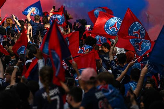 Thousands of people gathered on the Champs-Elysees in Paris to watch the PSG players parade after their victory in the Champions League final. - 01 06 2025 - France Ile-de-France (region) Paris -  JulienxMattiax xLexPictorium LePictorium_0309538