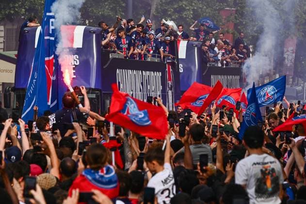 Thousands of people gathered on the Champs-Elysees in Paris to watch the PSG players parade after their victory in the Champions League final. - 01 06 2025 - France Ile-de-France (region) Paris -  JulienxMattiax xLexPictorium LePictorium_0309539