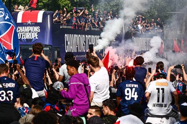 Thousands of people gathered on the Champs-Elysees in Paris to watch the PSG players parade after their victory in the Champions League final. - 01 06 2025 - France Ile-de-France (region) Paris -  JulienxMattiax xLexPictorium LePictorium_0309540