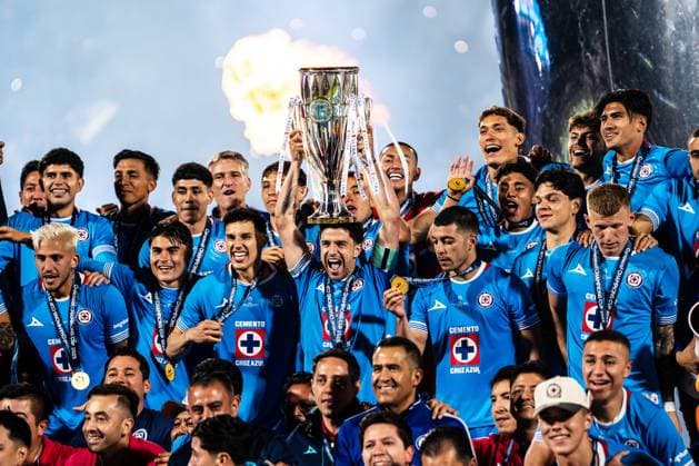 Bilder des Jahres 2025, Sport 06 Juni Sport Themen der Woche KW22 Sport Bilder des Tages CONCACAF CHAMPIONS CUP 2025 CRUZ AZUL VS VANCOUVER WHITE CAPS CONCACAF CHAMPIONS CUP 2025 CRUZ AZUL VS VANCOUVER WHITE CAPS 01062025 MEXICIO CITY, MEX. Action photo of players of Cruz Azul of the Liga BBVA MX, celebrating with trophy and medals as champions during the final of the CONCACAF Champions Cup 2025 at the Estadio Ciudad Universitaria Olympic Stadium of Mexico City. Cruz Azul defeats Vancouver White Caps of the MLS, Fussball Herren, USA 5-0 and will go to the 2029 FIFA Club World Cup . Foto de accion de jugadores de Cruz Azul de la Liga BBVA MX celebrando con trofeo y medallas como campones durante la final de la CONCACAF Champions Cup celebrada en el Estadio Olimpico de Ciudad Universitaria de la Ciudad de Mexico. Cruz Azul gabo 5-0 e ira al Mundial de Clubes 2029 de la FIFA. Photo by IMAGENSHOP AGENCIA FOTOGRAFICA MEXICO CITY MEXICO CITY MEXICO *** CONCACAF CHAMPIONS CUP 2025 CRUZ AZUL VS VANCOUVER WHITE CAPS CONCACAF CHAMPIONS CUP 2025 CRUZ AZUL VS VANCOUVER WHITE CAPS 01062025 MEXICIO CITY, MEX Action photo of players of Cruz Azul of the Liga BBVA MX, celebrating with trophy and medals as champions during the final of the CONCACAF Champions Cup 2025 at the Estadio Ciudad Universitaria Olympic Stadium of Mexico City Cruz Azul defeats Vancouver White Caps of the MLS 5 0 and will go to the 2029 FIFA Club World Cup Action photo of players of Cruz Azul of the Liga BBVA MX, celebrating with trophy and medals during the final of the CONCACAF Champions Cup 2025 at the Estadio Ciudad Universitaria Olympic Stadium of Mexico City BBVA MX celebrating with trophy and medals as champions during the CONCACAF Champions Cup final held at the Estadio Olimpico de Ciudad Universitaria in Mexico City Cruz Azul defeats Vancouver White Caps of the MLS 5 0 and will go to the 2029 FIFA Club World Cup Photo by IMAGENSHOP AGENCIA FOTOGRAFICA MEXICO CITY MEXICO CITY MEXICO Copyright: xIMAGENSHOPxAGENCIAxFOTOGRAFICAx