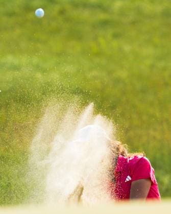 June 1, 2025, Erin, Wi, USA: JULIA LOPEZ RAMIREZ of Spain hits a bunker shot during the final round round of the 2025 LPGA, Golf Damen U.S. Womens Open at Erin Hills Golf Course in Erin, Wis. Erin USA - ZUMAb262 20250601_znp_b262_027 Copyright: xJeffxM.xBrownx