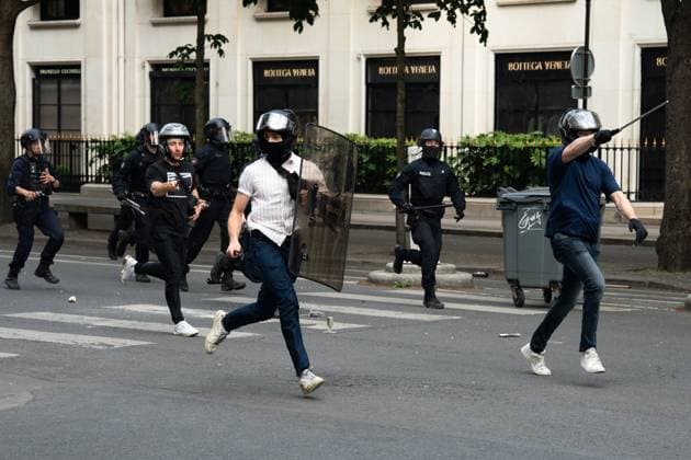 Fans Continue To Celebrate A Day After The Victory Of PSG Football Club In Paris Paris Saint-Germain supporters celebrate and clash with police officers using tear gas near the Champs-Elysees avenue in Paris, France, on June 1, 2025, following the PSG team bus parade. This occurs a day after PSG wins the 2025 UEFA Champions League final football match against Inter Milan in Munich. Paris France  Copyright: xJeromexGillesx originalFilename:chobeaux-psg250601_npG9e.jpg