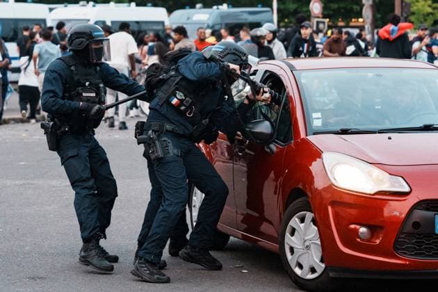Sport Bilder des Tages Fans Continue To Celebrate A Day After The Victory Of PSG Football Club In Paris A day after PSG wins the 2025 UEFA Champions League final football match against Inter Milan in Munich, Paris Saint-Germain supporters celebrate and clash with police officers using tear gas near the Parc des Princes stadium in Paris, France, on June 1, 2025. Paris France  Copyright: xJeromexGillesx originalFilename:chobeaux-psg250601_npft0.jpg