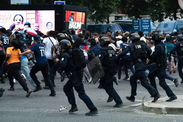 Fans Continue To Celebrate A Day After The Victory Of PSG Football Club In Paris A day after PSG wins the 2025 UEFA Champions League final football match against Inter Milan in Munich, Paris Saint-Germain supporters celebrate and clash with police officers using tear gas near the Parc des Princes stadium in Paris, France, on June 1, 2025. Paris France  Copyright: xJeromexGillesx originalFilename:chobeaux-psg250601_npxxt.jpg