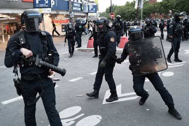 Fans Continue To Celebrate A Day After The Victory Of PSG Football Club In Paris A day after PSG wins the 2025 UEFA Champions League final football match against Inter Milan in Munich, Paris Saint-Germain supporters celebrate and clash with police officers using tear gas near the Parc des Princes stadium in Paris, France, on June 1, 2025. Paris France  Copyright: xJeromexGillesx originalFilename:chobeaux-psg250601_npt89.jpg