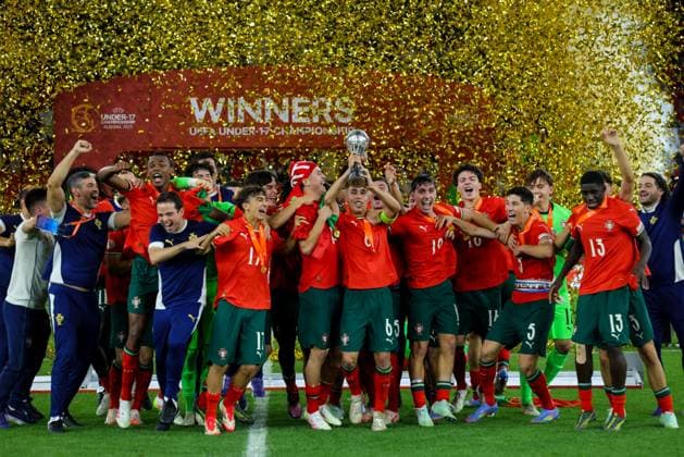 June 1, 2025, Tirana, Tirana, Albania: Players of Portugal celebrate lifting the trophy after winning the UEFA European Under-17 Championship final match between France and Portugal, in Tirana, Albania on 1 June, 2025 Tirana Albania - ZUMAb266 20250601_zip_b266_004 Copyright: xArmandoxBabanix