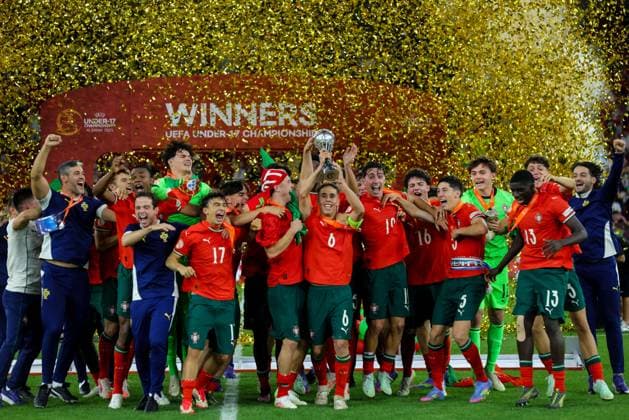 June 1, 2025, Tirana, Tirana, Albania: Players of Portugal celebrate lifting the trophy after winning the UEFA European Under-17 Championship final match between France and Portugal, in Tirana, Albania on 1 June, 2025 Tirana Albania - ZUMAb266 20250601_zip_b266_005 Copyright: xArmandoxBabanix