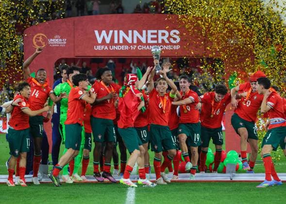 June 1, 2025, Tirana, Tirana, Albania: Players of Portugal celebrate lifting the trophy after winning the UEFA European Under-17 Championship final match between France and Portugal, in Tirana, Albania on 1 June, 2025 Tirana Albania - ZUMAb266 20250601_zip_b266_006 Copyright: xArmandoxBabanix