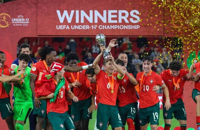 June 1, 2025, Tirana, Tirana, Albania: Players of Portugal celebrate lifting the trophy after winning the UEFA European Under-17 Championship final match between France and Portugal, in Tirana, Albania on 1 June, 2025 Tirana Albania - ZUMAb266 20250601_zip_b266_007 Copyright: xArmandoxBabanix