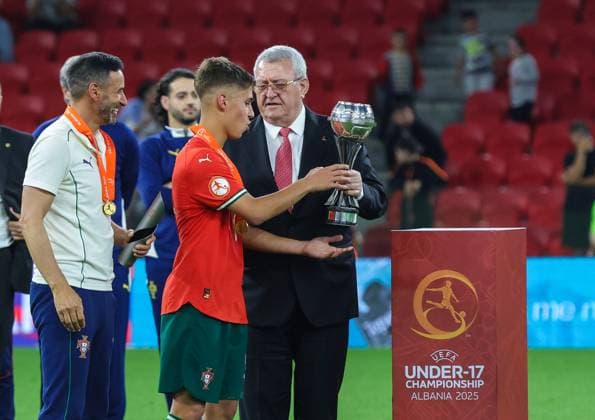 June 1, 2025, Tirana, Tirana, Albania: Head coach Bino (L) and Captain Rafael Quintas of Portugal receive the trophy from Albanias Soccer Federation President Armand Duka (R) after winning the UEFA European Under-17 Championship final match between France and Portugal, in Tirana, Albania on 1 June, 2025 Tirana Albania - ZUMAb266 20250601_zip_b266_010 Copyright: xArmandoxBabanix