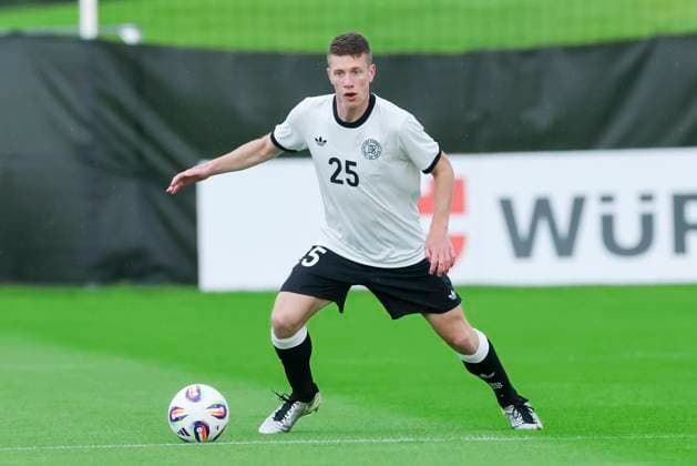 Elias Baum (Germany) kontrolliert den Ball, Friendly match, Germany U21, U 21 vs RB Leipzig U19, Spa und GolfResort Weimarer Land am 01. June 2025 in Blankenhain, Deutschland. (Foto von Marco Steinbrenner DeFodi Images) Elias Baum (Germany) controls the ball, Friendly match, Germany U21 vs RB Leipzig U19, Spa und GolfResort Weimarer Land, June 1, 2025 in Blankenhain, Germany. (Photo by Marco Steinbrenner DeFodi Images)