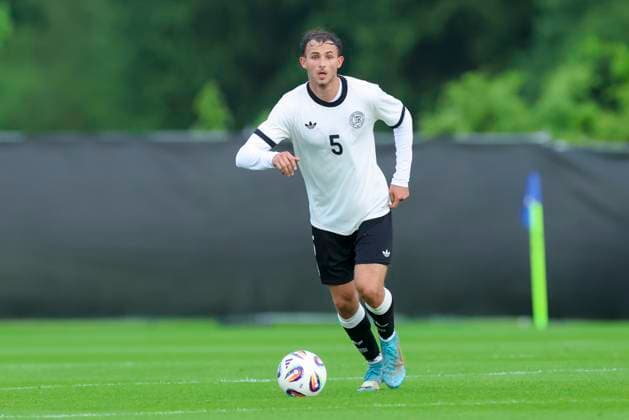Max Rosenfelder (Germany) kontrolliert den Ball, Friendly match, Germany U21, U 21 vs RB Leipzig U19, Spa und GolfResort Weimarer Land am 01. June 2025 in Blankenhain, Deutschland. (Foto von Marco Steinbrenner DeFodi Images) Max Rosenfelder (Germany) controls the ball, Friendly match, Germany U21 vs RB Leipzig U19, Spa und GolfResort Weimarer Land, June 1, 2025 in Blankenhain, Germany. (Photo by Marco Steinbrenner DeFodi Images)