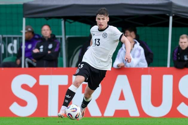 Lukas Ullrich (Germany) kontrolliert den Ball, Friendly match, Germany U21, U 21 vs RB Leipzig U19, Spa und GolfResort Weimarer Land am 01. June 2025 in Blankenhain, Deutschland. (Foto von Marco Steinbrenner DeFodi Images) Lukas Ullrich (Germany) controls the ball, Friendly match, Germany U21 vs RB Leipzig U19, Spa und GolfResort Weimarer Land, June 1, 2025 in Blankenhain, Germany. (Photo by Marco Steinbrenner DeFodi Images)