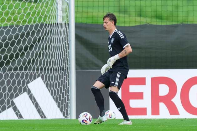 Torhueter Nahuel Noll (Germany) kontrolliert den Ball, Friendly match, Germany U21, U 21 vs RB Leipzig U19, Spa und GolfResort Weimarer Land am 01. June 2025 in Blankenhain, Deutschland. (Foto von Marco Steinbrenner DeFodi Images) Torhueter Nahuel Noll (Germany) controls the ball, Friendly match, Germany U21 vs RB Leipzig U19, Spa und GolfResort Weimarer Land, June 1, 2025 in Blankenhain, Germany. (Photo by Marco Steinbrenner DeFodi Images)