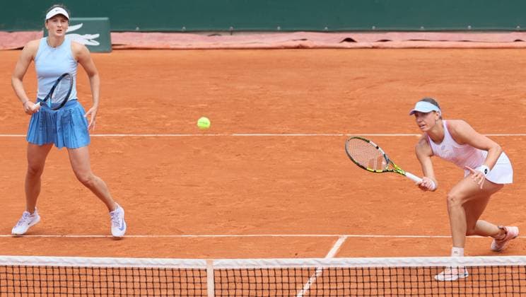 Romanian Irina-Camelia Begu and Belgian Yanina Wickmayer pictured in action during a doubles tennis match between Belgian-Romanian pair Wickmayer-Begu and Russian-Czech pair Rakhimova-Siskova, in the third round of the women s doubles at the Roland Garros Grand Slam tennis tournament, Monday 02 June 2025 in Paris, France. The 2025 edition of Roland Garros takes place from May 25th to June 8th 2025. BENOITxDOPPAGNE  x125988697x