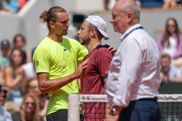 Sport Themen der Woche KW23 Sport Bilder des Tages 2025-06-02 French Open Roland Garros PARIS, FRANCE - JUNE 2: Tallon Griekspoor of The Netherlands, Alexander Zverev of Germany during the French Open at Roland Garros on June 2, 2025 in Paris, France. Paris Roland Garros France Content not available for redistribution in The Netherlands directly or indirectly through any third parties. Copyright: xMarleenxFouchierx