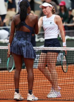 (250602) -- PARIS, June 2, 2025 -- Coco Gauff (L) shakes hands with Ekaterina Alexandrova after their women s singles 4th round match at the French Open tennis tournament at Roland Garros, Paris, France, June 2, 2025. ) (SP)FRANCE-PARIS-TENNIS-FRENCH OPEN-WOMEN S SINGLES GaoxJing 